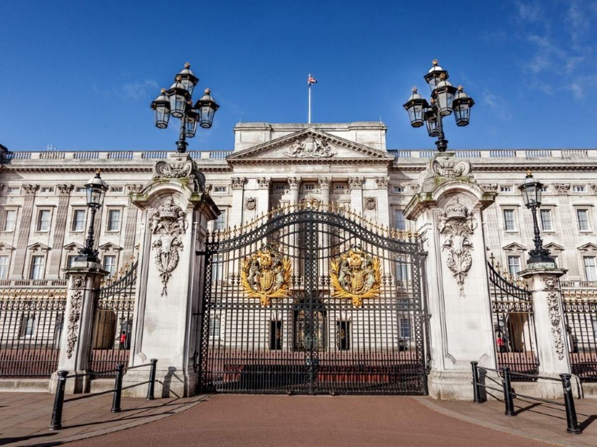 Tourist trespasses into Buckingham Palace stables by jumping fence; fined Rs 20k￼