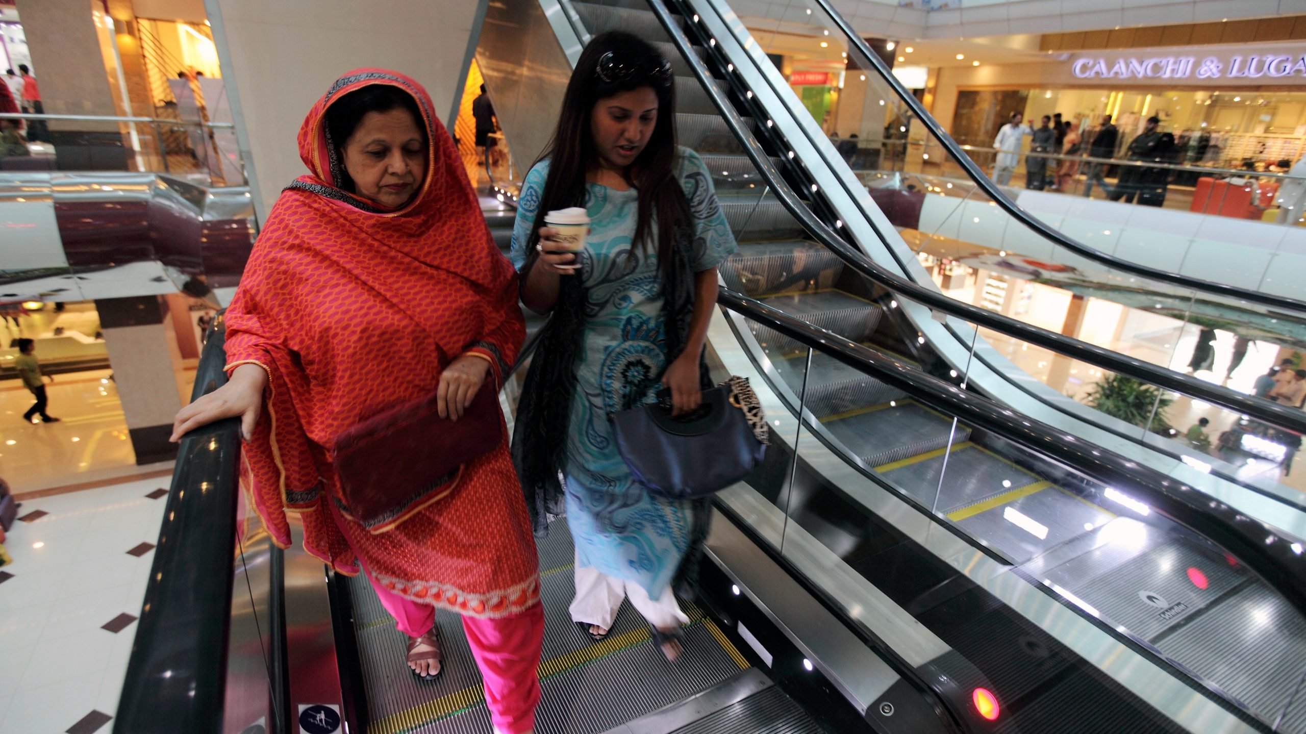 Pakistan malls to close early due to economic crisis